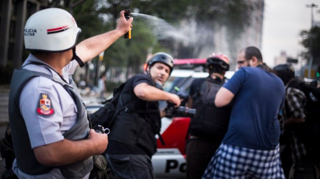 São Paulo - Polícia usa gás de pimenta e bombas de efeito moral para dispersar a manifestação no centro da cidade