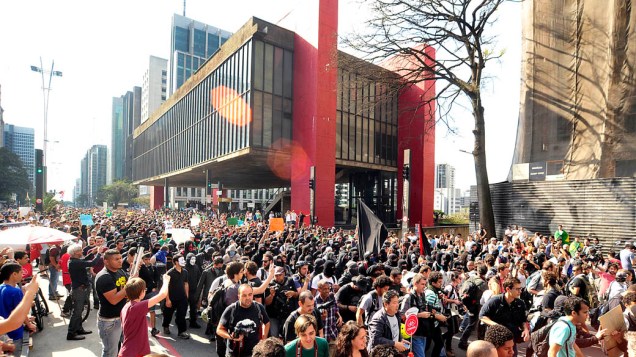 São Paulo - Membros do Black Bloc caminham pela Paulista durante protesto no dia da Independência