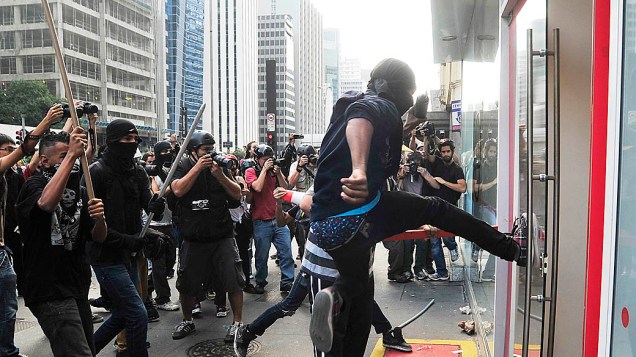 São Paulo - Integrantes do Black Bloc depredaram agência bancária na avenida Paulista durante manifestações pelo dia da Independência