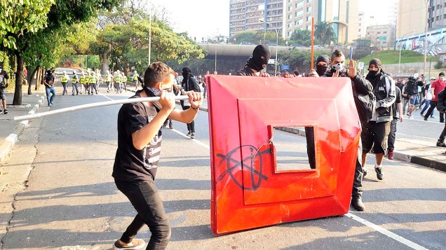 São Paulo - Integrantes do Black Bloc depredaram pontos de ônibus na avenida Paulista durante manifestações pelo dia da Independência