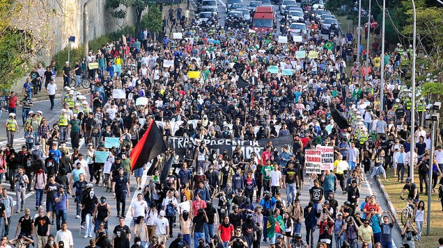 São Paulo - Integrantes do Black Bloc ocuparam a avenida 23 de Maio durante manifestações pelo dia da Independência