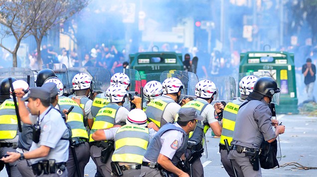 São Paulo - Policiais e Back Blocs entram em confronto em frente a Câmara Municipal