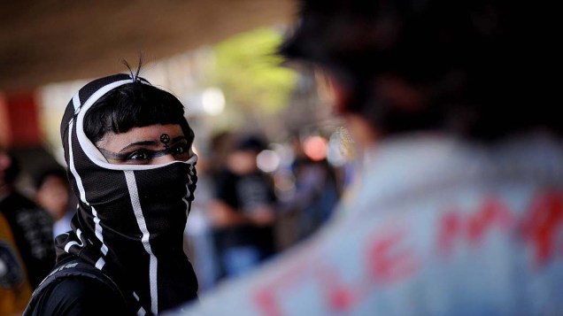São Paulo - Manifestantes com os rostos cobertos ocupam o vão do Masp