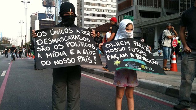 São Paulo - Casal leva filhos vestidos de black bloc durante protesto na avenida Paulista