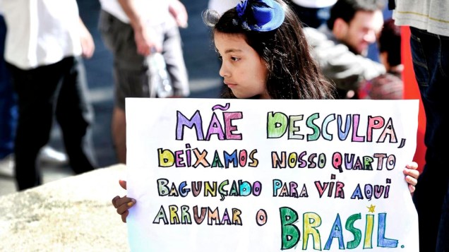 São Paulo - Garota segura cartaz durante manifestação no centro da cidade