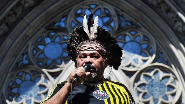 São Paulo - Integrante de uma comunidade indigena discursa em frente a Catedral da Sé, antes de sair em caminhada junto com os participantes da Marcha dos Excluidos que segue até o Museu do Ipiranga