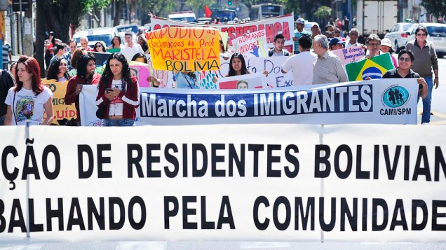 São Paulo - Integrantes de movimentos sociais saem da praça de Sé em caminhada durante a Marcha dos Excluidos que segue até o Museu do Ipiranga
