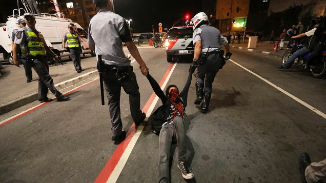 Manifestante do grupo denominado Black Bloc detido pela polícia durante ato na avenida Paulista em apoio aos protestos no Rio de Janeiro, e também contra a PM e o governador Geraldo Alckmin (01/08/2013)