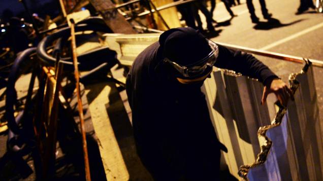Black Bloc monta barricada na Marginal Pinheiros, em São Paulo
