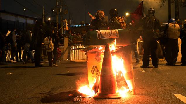 Black Blocs montam barricada na Marginal Pinheiros, em São Paulo