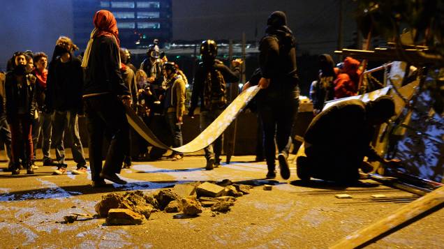 Black Blocs levam pedras durante protesto do Movimento Passe Livre, em São Paulo