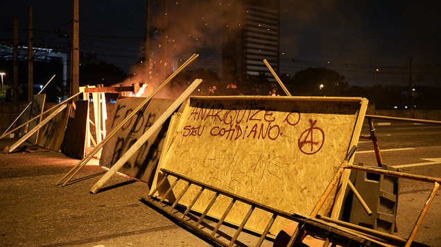 Barricada montada na Marginal Pinheiros, em São Paulo