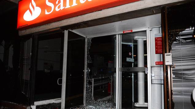 Agência bancária são destruídas durante protesto do Movimento Passe Livre
