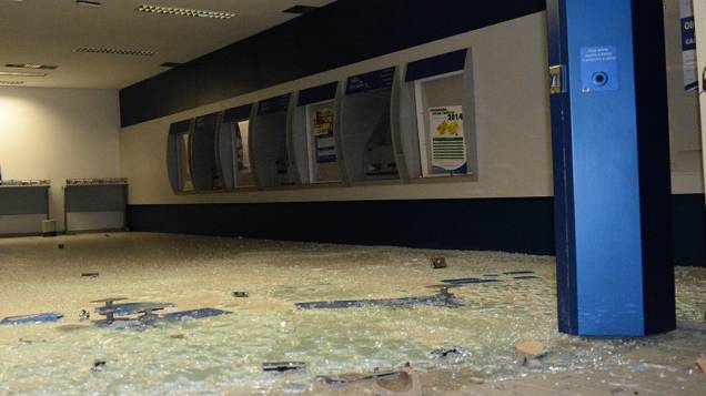 Agência bancária são destruídas durante protesto do Movimento Passe Livre
