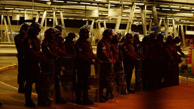 Policiais militares montam guarda em frente ao Terminal Pinheiros. em São Paulo