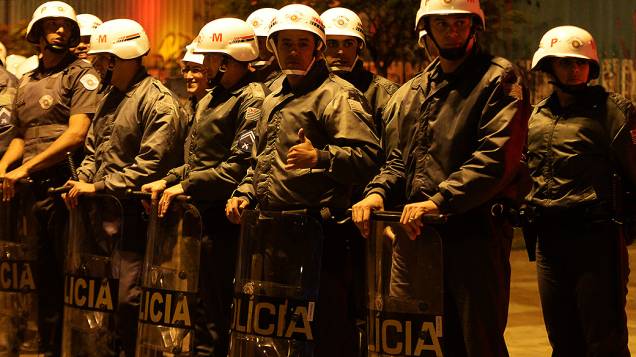 Policiais militares montam guarda em frente à estação Faria Lima do metrô. em São Paulo