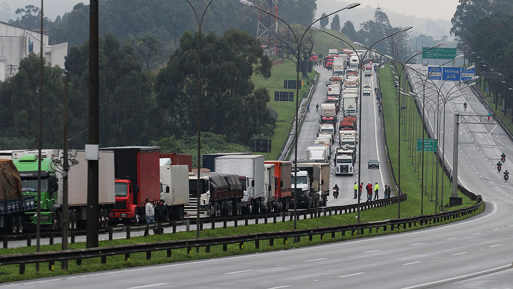 Caminhoneiros bloqueiam os dois sentidos da Rodovia Castello Branco, na altura do km 30, em Itapevi (SP), na manhã desta segunda-feira (1), durante protesto contra o preço do óleo diesel e pedágios