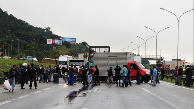 Caminhoneiros bloqueiam os dois sentidos da Rodovia Castello Branco, na altura do km 30, em Itapevi (SP), na manhã desta segunda-feira (1), durante protesto contra o preço do óleo diesel e pedágios