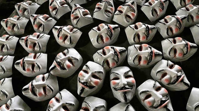 Máscaras de Guy Fawkes, usada por muitos manifestantes em protestos ao redor do mundo e na recente onda de manifestações no Brasil, em uma linha de montagem da fábrica em São Gonçalo, perto do Rio de Janeiro