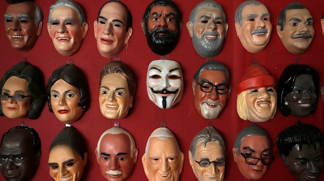 A máscara de Guy Fawkes (C), usado por muitos manifestantes em protestos ao redor do mundo e na recente onda de manifestações no Brasil, pendurado em uma parede ao lado de várias outras máscaras de políticos brasileiros, em uma fábrica em São Gonçalo, perto do Rio de Janeiro