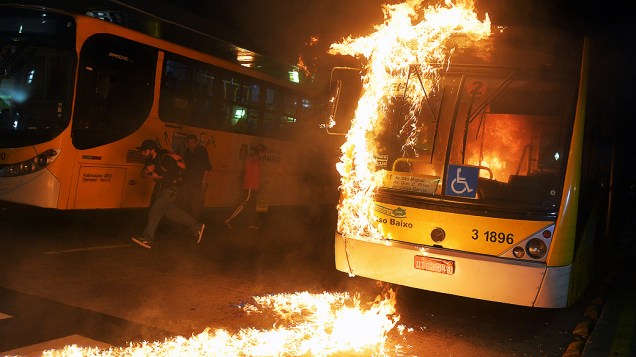 Manifestantes depredaram ônibus, caixas eletrônicos e catracas em invasão ao Terminal Pq. Dom Pedro II, na região central de São Paulo, durante manifestação da Semana Nacional de Luta pela Tarifa Zero - 25/10/2013