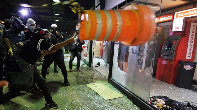 Manifestantes depredaram ônibus, caixas eletrônicos e catracas em invasão ao Terminal Pq. Dom Pedro II, na região central de São Paulo, durante manifestação da Semana Nacional de Luta pela Tarifa Zero - 25/10/2013