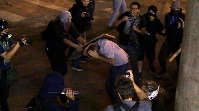 Capitão da Policia Militar é espancado por manifestantes durante protestos na Avenida 23 de Maio - 25/10/2013