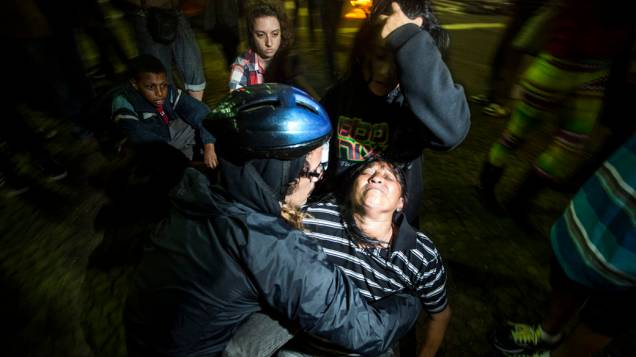 Pessoas passam mal durante confronto entre a policía e manifestantes, no Terminal Pq. Dom Pedro II, na região central de São Paulo, durante manifestação da Semana Nacional de Luta pela Tarifa Zero - 25/10/2013