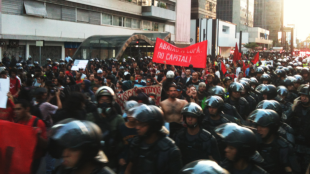 Polícia acompanha protesto contra a Copa na avenida Paulista