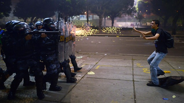 Manifestante diante de um batalhão da tropa de choque durante manifestações no centro do Rio de Janeiro na quinta-feira (20)