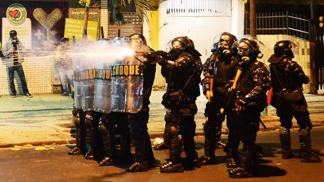 Policiais jogam bombas de gás lacrimogêneo contra manifestantes durante um protesto contra o governador do Rio de Janeiro, Sergio Cabral, próximo de sua residência, no Rio de Janeiro