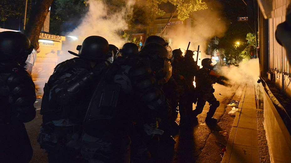 Policiais jogam bombas de gás lacrimogêneo contra manifestantes durante um protesto contra o governador do Rio de Janeiro, Sergio Cabral, próximo de sua residência, no Rio de Janeiro