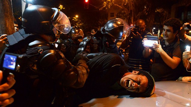 Manifestante é detido pela polícia de choque, durante um protesto contra o governador do Rio de Janeiro, Sergio Cabral, na frente de sua residência no bairro do Leblon, no Rio de Janeiro