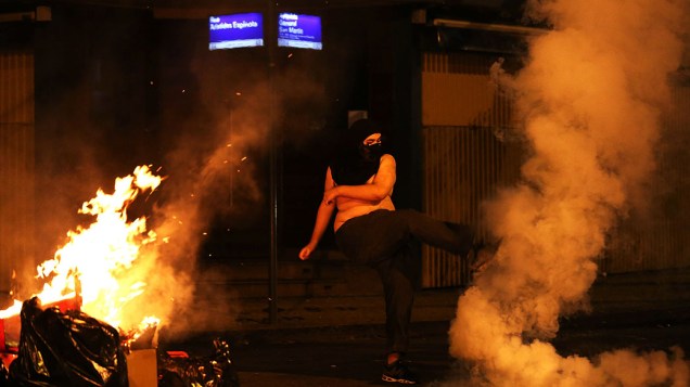 Manifestante faz uma fogueira com lixos durante um protesto contra o governador do Rio de Janeiro, Sergio Cabral, na frente de sua residência no bairro do Leblon, no Rio de Janeiro