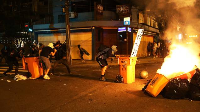 Manifestantes enfrentam a polícia durante um protesto contra o governador do Rio de Janeiro, Sergio Cabral, na frente de sua residência no bairro do Leblon, no Rio de Janeiro