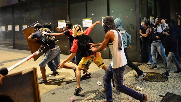 Rio de Janeiro -  Um grupo de manifestantes entrou em confronto com a polícia durantes os protestos nesta quinta-feira (11)