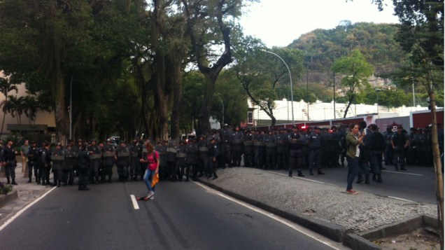 Rio de Janeiro - Polícia monta barreira para impedir a aproximação de manifestantes ao Palácio Guanabara, sede do governo do estado