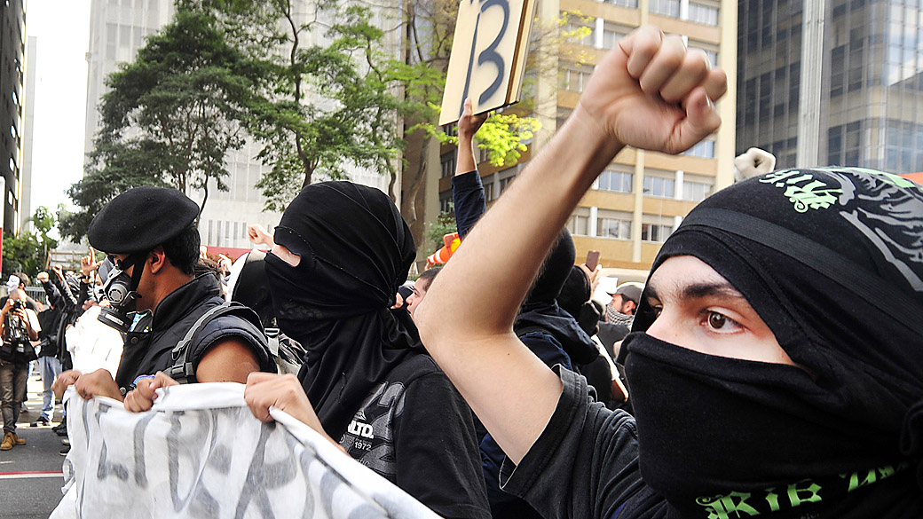 Integrantes do Black Bloc durante manifestação na Avenida Paulista, em São Paulo