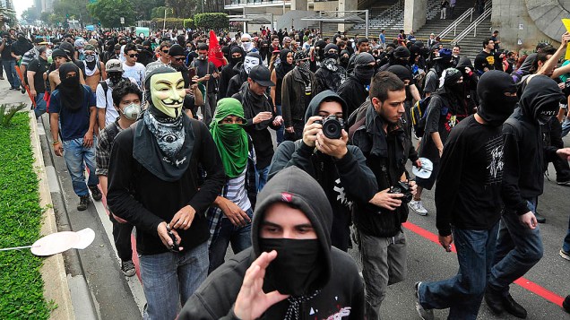 São Paulo - Integrantes do Black Bloc durante manifestação na avenida Paulista