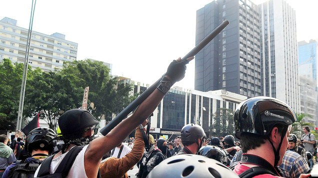 São Paulo - Integrantes do Black Bloc durante manifestação na avenida Paulista
