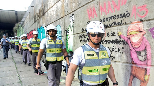 São Paulo - Policiais caminham na avenida 23 de Maio durante protesto do grupo Black Bloc