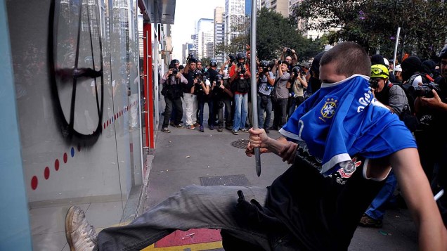 São Paulo - Manifestantes depredaram agências bancárias durante protesto na avenida Paulista