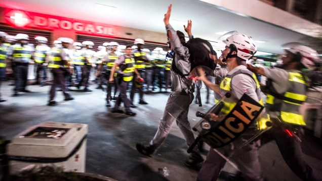 São Paulo - Polícia usou bombas de efeito moral, gás de pimenta e força para dispersar a manifestação no centro da cidade