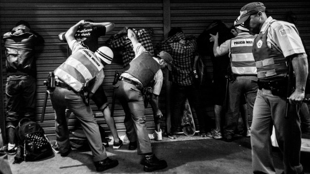 São Paulo - Manifestantes foram detidos pela polícia na avenida Paulista