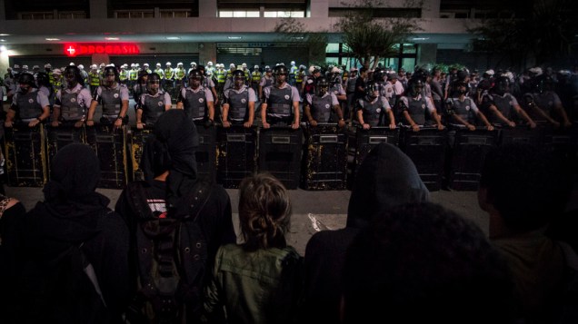 São Paulo - Polícia usou bombas de efeito moral, gás de pimenta e força para dispersar a manifestação no centro da cidade