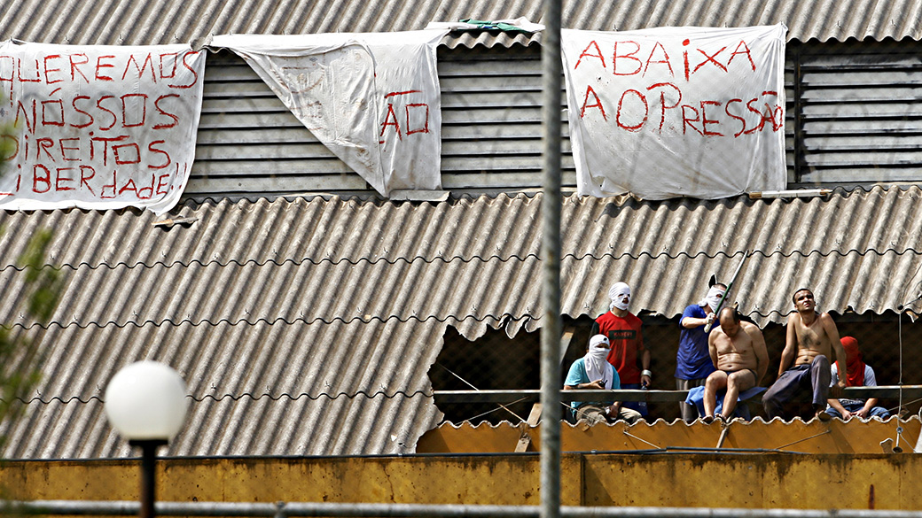 Presos fazem agentes reféns durante rebelião, em Guarapuava