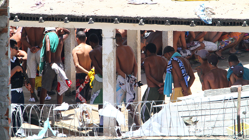 Policiais controlam os detentos após uma rebelião na Penitenciária AgroIndustrial em Itamaracá, Pernambuco