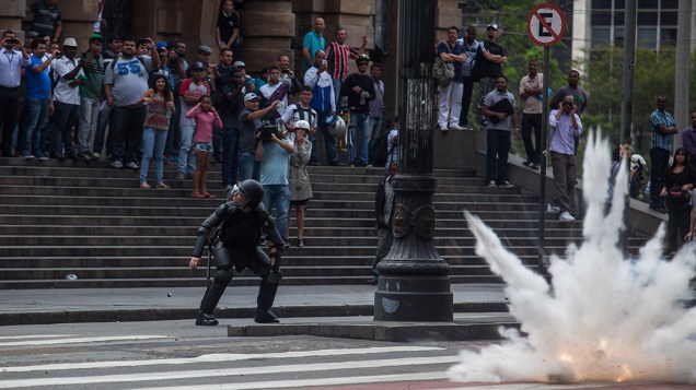 Bombas de gás foram lançadas durante confrontos entre manifestantes e a PM durante a reintegração de posse de um prédio no centro da cidade de São Paulo