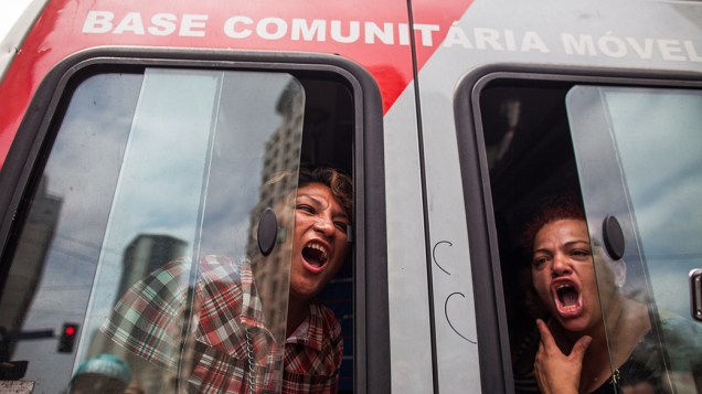 Moradores do edifício ocupado pela Frente de Luta pela Moradia (FLM) são detidos pela polícia durante confrontos após a reintegração de posse, no centro da cidade de São Paulo, nesta terça-feira (16)