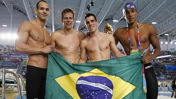 Da esquerda para a direita, Nicolas Santos, Cesar Cielo, Bruno Fratus e Nicolas Oliveira comemoram conquista brasileira nas piscinas de Gudalajara